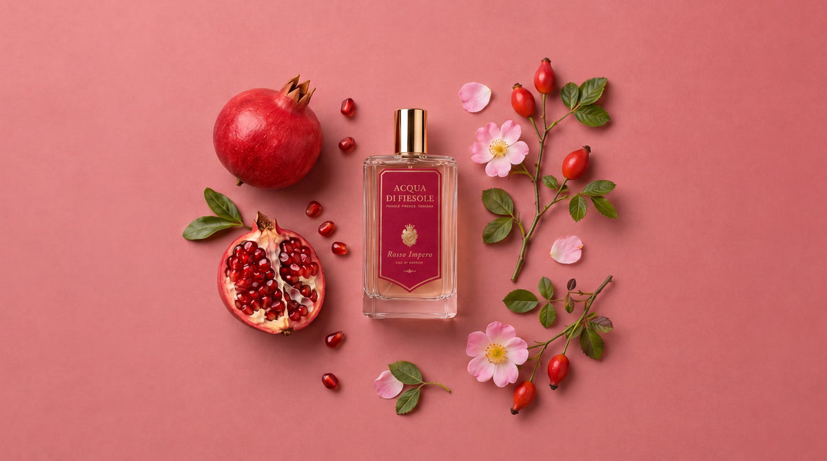 Rosso Impero — melograno e rosa canina su fondo rosso